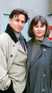 Ulrich (Ulrich Anschütz l.) holt Jutta (Claudia Loerding) vom Dienst ab.