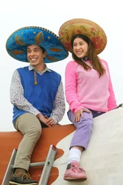 Brad (Brock Ciarlelli, l.); Sue (Eden Sher, r.)
