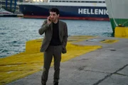 Ingo Thiel hat sich an Iskander Massoud (Aziz Dyab) geheftet und folgt ihm bis ans Mittelmeer. Kann er aufklären, was mit Yvonne passiert ist? Warum ist er auf der Flucht?