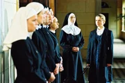 Nach dem Bekanntwerden von Klaras (Julia Brendler, r.) Schwangerschaft, fordern die Frau Oberin und die anderen Klosterschwestern ihre Mitschwester auf, das Kloster zu verlassen.