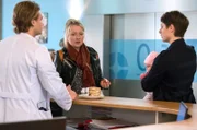 Die Diabetikerin Claudia Kühne (Katja Studt, M.) kommt völlig erschöpft ins Klinikum und sucht bei den Ärzten Mikko Rantala (Luan Gummich, l.) und Theresa Koshka (Katharina Nesytowa, r.) Hilfe.