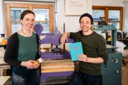Gemeinsam mit Buchbinderin Elisabeth darf Checker Tobi sein ganz eigenes Buch herstellen.