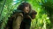 Ronja (Kerstin Linden) und Birk (Jack Bergenholtz Henriksson, re.) treffen sich im Wald.