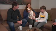 Familie Mester mit Beagle-Welpe Summer.