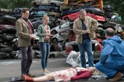 Auf einem Schrottplatz wird im Kofferraum eines Autowracks eine Leiche gefunden. Lars (Ingo Naujoks, l.), Nina (Julia Schäfle, 2.v.l.) und Finn (Sven Martinek, 2.v.r.) erfahren von Dr. Strahl (Christoph Tomanek, r.), dass Sophie Jensen erschlagen wurde.