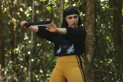 Ava Holmes in der Zone beim Posieren im Wald.