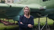 Der Historiker Alex Richie steht vor einem IL-2 Sturmovik Flugzeug in Warschau, Polen.
