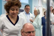 In der Sachsenklinik ist Feueralarm und alle, die können, müssen zum Sammelpunkt. Auch Hans-Peter Brenner (Michael Trischan, hinten links) und seine Patientin Renate Harnack (Katharina Matz, hinten rechts). Als Renate Schwester Ulrike Stolze (Anita Vulesica, vorn) sieht, ahnt sie, dass Brenner diese Frau gut findet und bietet etwas Anschubhilfe an. Brenner hat alle Hände voll zu tun, Renate Harnack davon abzuhalten.
