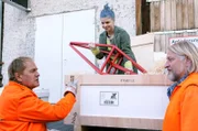 Werner (Uwe Ochsenknecht, li.) und Specki (Frank Kessler) lernen die Galerie-Mitarbeiterin Lea (Janina A. Schröder) kennen.