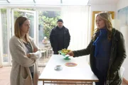 Otto Garber (Florian Martens)  und Linett Wachow (Stefanie Stappenbeck, r.) wollen von Laureen (Sarina Radomski, l.) wissen, ob sich ihr Vater nach seiner Haftentlassung bei ihr gemeldet hat.