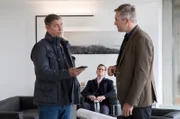 Finn (Sven Martinek, l.) und Lars (Ingo Naujoks, M.) befragen Torsten Fahrig (Ben Braun, r.), den Verlobten des Opfers.