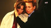 Silke (Judith von Radetzky, re.) tröstet Jutta (Claudia Loerding), die wegen Ulrich Liebeskummer hat.