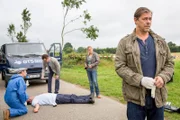 Ein maskierter Mann hat mit einer Panzerfaust einen Geldtransporter überfallen, der Fahrer kam dabei ums Leben. v.li.: Dr. Strahl (Christoph Tomanek), Pawel Olkowski (Tom Keune), Lars Englen (Ingo Naujoks), Sandra Schwartenbeck (Marie Luise Schramm) und Finn Kiesewetter (Sven Martinek).