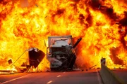 Auf der Autobahn wird ein Tanklaster von einem anderen LKW gerammt und explodiert...