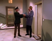 Polizist und Dieter (Tom Gerhardt)