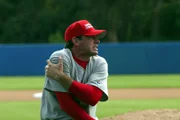 Der berühmte Baseballspieler Hank Wiggen (Scott Foley) bricht sich während des Drehs eines Anti-Drogen-Werbespot bei einem Ballwurf einen Oberarm ...