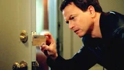 Detective Mac Taylor untersucht die Tür der Wohnung, in der die Tote gefunden wurde.
