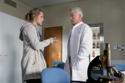 Inka Stapenhorst (Johanna Ingelfinger, l.) taucht bei Dr. Böhm (Horst Kotterba, r.) auf.