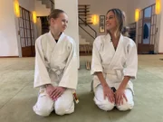 Moderatorin Soraya und Monique besuchen eine Aikido Schule und lernen etwas über den Umgang mit Wut.