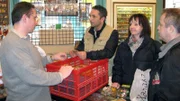 Mauro (2.v.li.) gibt sein Bestes, um das Sammelsurium von Andreas zu Geld zu machen...