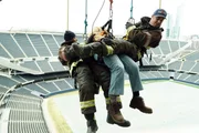 Jason Kannell (Kamal Angelo Bolden, l.) und Kelly Severide (Taylor Kinney, r.).