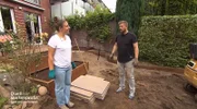 Kristin und Arne Maibohm haben ein Reihenmittelhaus in Hamburg. Der kleine Garten dazu ist auch noch abschüssig und lässt sich deshalb kaum nutzen. Die beiden Gartenprofis Sebastian Burggraf und Frank Riese haben Ideen, wie der Garten zum Raumwunder werden könnte. Das Konzept, für das sie sich entscheiden, müssen die Maibohms aber selbst umsetzen.