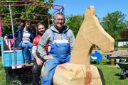 V.l.: Regina, Claus und Ralle Dem Planwagen in der Kleingartenanlage fehlt ein wichtiges Detail: Das Pferd.