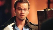 In einer Seitenstraße wurde ein Mann brutal zusammengeschlagen, mit Benzin übergossen und angezündet. Danny (Carmine Giovinazzo) findet am Tatort einen leeren Kanister.