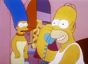 Marge hat im Haushalt Konkurrenz bekommen, doch das gefällt ihr gar nicht, denn ohne Kochen und Backen hat ihr Leben keinen Sinn mehr.