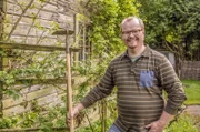 Hobbygärtner Volker Conrad in seinem gepachteten Garten.