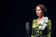 Bei ihrem Auftritt im Madison Square Garden macht Märtha (Sofia Helin) sich für die Sache Norwegens stark.