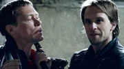 Der Gangster Jochen Becker (Julian Weigend, re.) nimmt sich Jens Köster (Hans Heller, li.) als Geisel und zwingt somit Harland und Berger in das Versteck seines Komplizen vorzudringen, um die Beute für ihn zu holen.