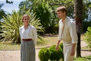 Constance March (Louisa Binder, li.), Lucian Ainsworth (Oliver Densch, re.)