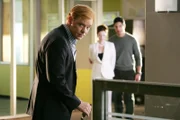 Die Leiterin der PR-Abteilung eines Pharmazie-Unternehmens wurde getötet. Die Ermittlungen führt Horatio (David Caruso, l.) und Eric (Adam Rodriguez) zu der Geschäftsführerin des Unternehmens, Alyssa Prince (Laura Leighton), die brisanterweise über gute Kontakte zur Mala Noche verfügt.