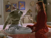 Tara hat sich von Willow (Alyson Hannigan, r.) getrennt. Die zutiefst verletzte Willow zaubert sich deshalb eine magische Figur aus Taras Kleidung.