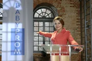 Katja (Karolina Lodyga) präsentiert die Veranstaltung von Babyprom, doch sie wird unterbrochen ...