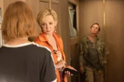 Ava (Hannah Einbinder, l.) erlebt eine herbe Enttäuschung, als sie zusammen mit Deborah (Jean Smart, M.) und Tourmanagerin Weed (Laurie Metcalf, r.) einen ersten Blick in den Tourbus werfen darf.