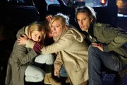 Als Gross Amok läuft, bringen sich (v.l.) Lena (Emma Externbrink), Romy (Amelie Nill), Anna (Nele Kieper) und Gunther (Philipp Maluck) in Deckung.