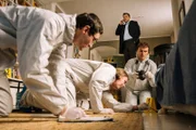 Kommissar Jonas Fischer (Lukas Piloty, 2.v.r.) ist sicher, dass im Haus der Toten Spuren zu finden sein müssen. Das Team der Spurensicherung schaut auf seine Anweisung nochmal genauer hin.
