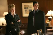 Det. Scott Valens (Danny Pino, r.) und Det. Lilly Rush (Kathryn Morris, l.) sind gemeinsam auf Spurensuche ...
