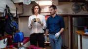 Xavi (Clemens Schick) und Fina (Anne Schäfer) durchsuchen das Boot des getöteten Tauchers.