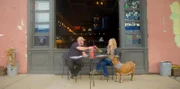 Chad und Cate Battles teilen sich ein Bier, während Frankie die Ziege zuschaut.