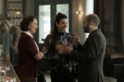 Niels Jensen (David Dencik, r.) stellt seiner Chefin Inger Brøgger (Karen-Lise Mynster, l.) seine neue Freundin Olga Garovic (Dia Jovanovic, M.) vor.