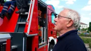 Armin Maiwald will es genau wissen: Wie funktioniert ein Feuerwehrauto? Wofür sind die vielen Bauteile notwendig?