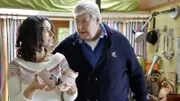 Herr Paschulke (Helmut Krauss, r.) warnt Yasemin (Sanam Afrashteh, l.). Unheimliche Dinge geschehen im Bauwagen, seitdem Fritz dort die Planke eines alten Schiffes eingebaut hat.