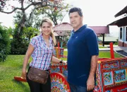 SF unterwegs - Costa Rica Moderatorin Wasiliki Goutziomitros mit Ochsenkarren-Fabrikant Carlos Chaverri