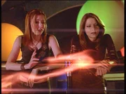 Nachdem Willow (Alyson Hannigan, l.) zufällig die Ratte Amy (Elizabeth Anne Allen) wieder in einen Menschen zurückverwandelt hat, ziehen sie gemeinsam um die Häuser und zaubern reichlich ...