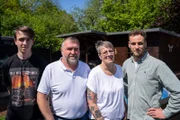 Leon Windscheid (r.) mit Familie Kelter: Von links Sohn Emil, Vater Mario und Mutter Sandra
