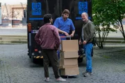 Oskar Schütz (Marek Erhardt, r.) und Luiz Vieira dos Santos (Thiago Braga de Oliveira, l.) glauben, dass Uwe Neumeyer (Ole Eisfeld, M.), der Kollege des toten Paketboten, am Diebstahl von Paketen beteiligt ist.
