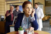 Otto Stein (Rolf Becker, hinten links) wollte seiner Frau Charlotte (Ursula Karusseit, vorn) mit einem Trick etwas Erholung verschaffen. So hat er Jakob Heilmann (Karsten Kühn, hinten, 2. von links) gebeten, ihm in der Cafeteria auszuhelfen und Charlotte ausschlafen lassen. Doch Charlotte hat Otto durchschaut und macht sich nun ihrerseits einen Spaß daraus. Sie überschüttet Jakob mit Aufgaben und tut so, als würde sie die gewonnene Freizeit genießen. Auch Dr. Martin Stein (Bernhard Bettermann) wundert sich sehr über die sonst so arbeitswütige Frau seines Vaters.